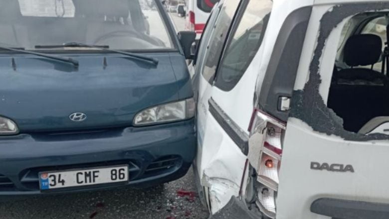 Edremit Çevre Yolunda Kaza! Sürücü Araca Sıkıştı