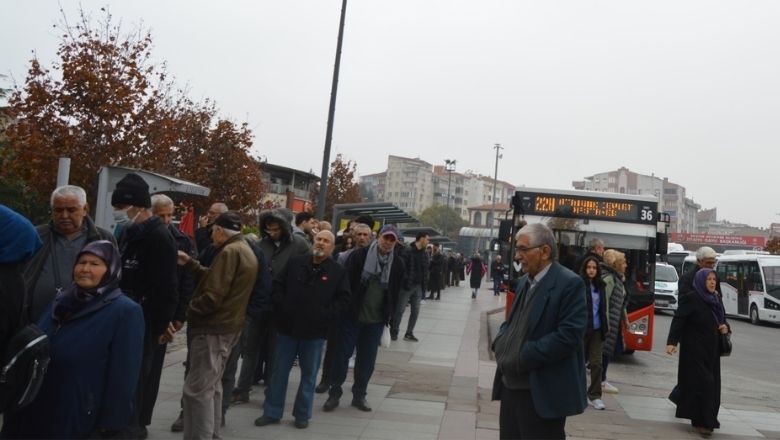 Balıkesir'de Hesaplı Yemeğin Bedeli: Metrelerce Sıra
