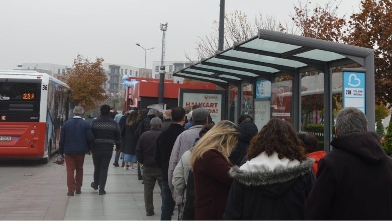 Balıkesir'de Hesaplı Yemeğin Bedeli: Metrelerce Sıra