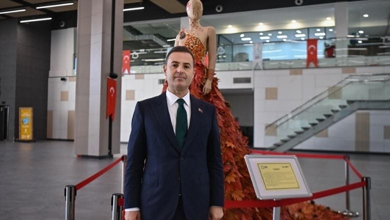 Balıkesirli Kadınlar 10 Bin Yapraklı Gelinlikle Dikkat Çekti