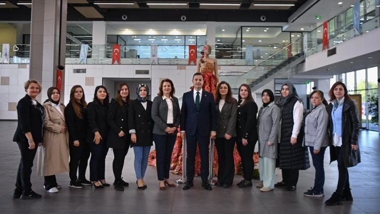 Balıkesirli Kadınlar 10 Bin Yapraklı Gelinlikle Dikkat Çekti