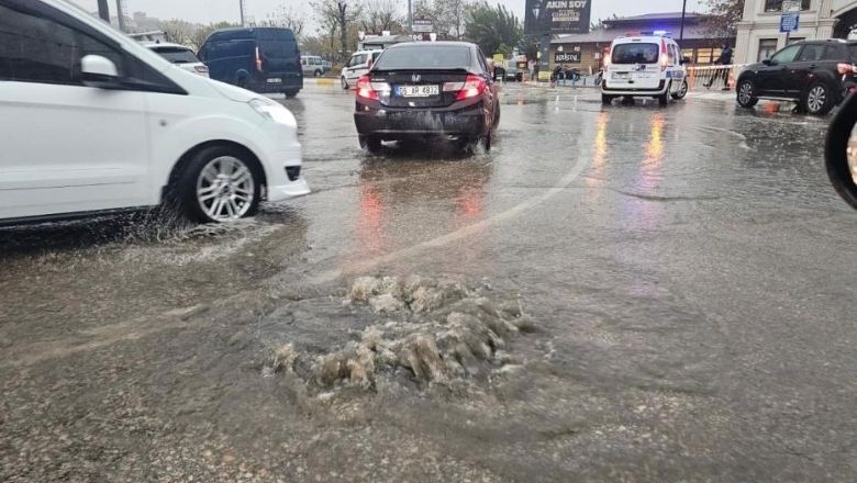 Yağmur Her Şeyi Sürükledi! Yollar Göle Döndü!