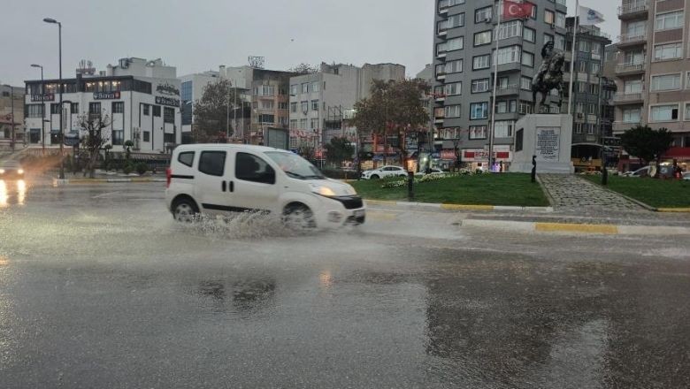 Yağmur Her Şeyi Sürükledi! Yollar Göle Döndü!