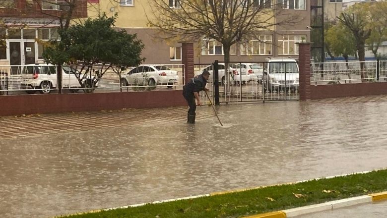 Gönen'de Yağış Sonrası Caddeler Su Doldu