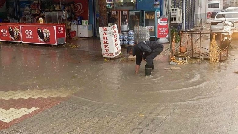 Gönen'de Yağış Sonrası Caddeler Su Doldu