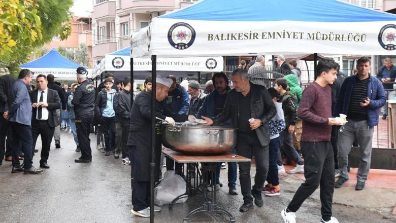 Cuma Namazı Çıkışı Birlikte Pilav Yediler