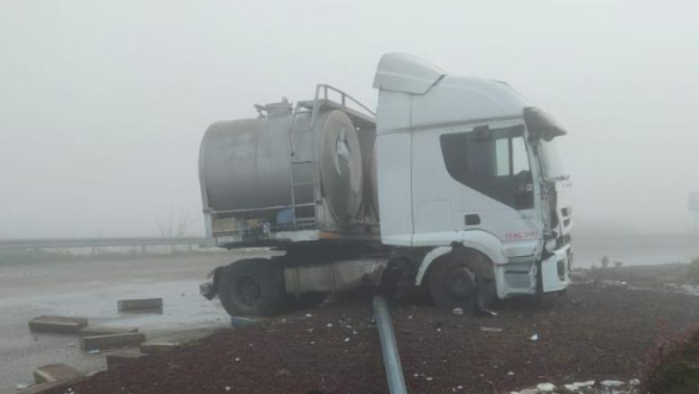 Manyas'ta Kontrolü Kaybeden Tanker Yoldan Çıktı