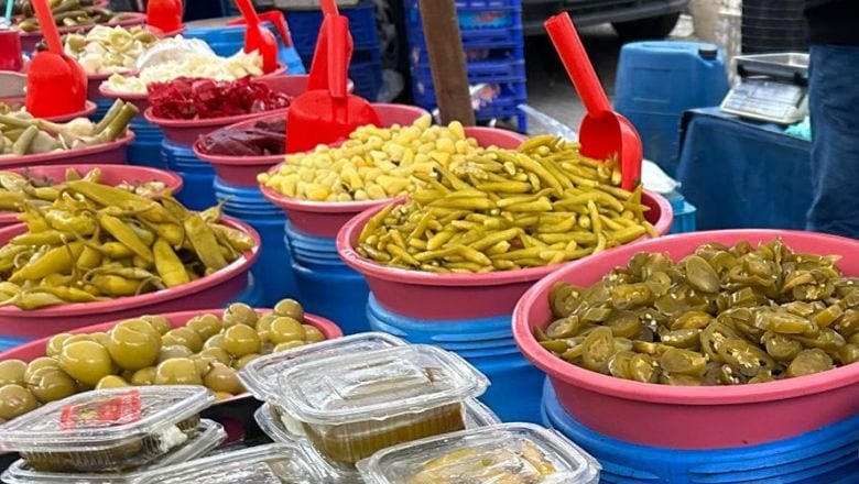 Semt Pazarında Kışın Favorisi Turşu