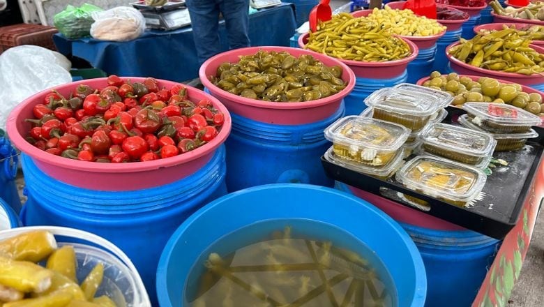 Semt Pazarında Kışın Favorisi Turşu
