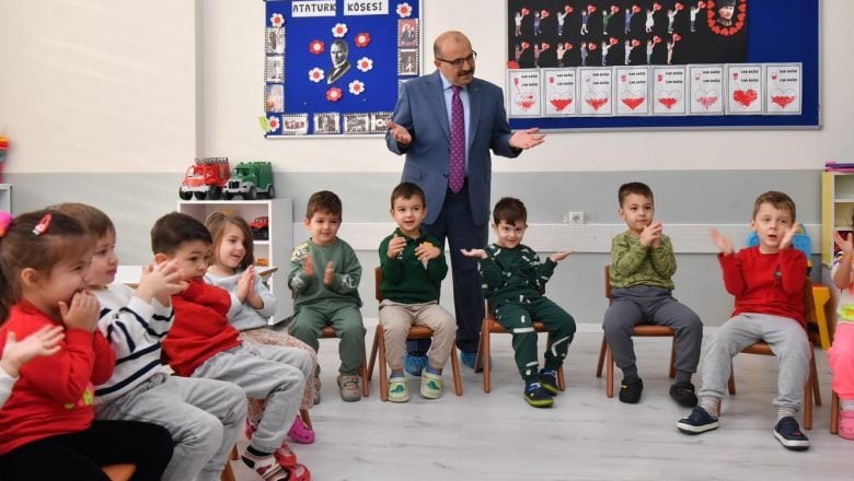 Minik Öğrencilere Vali Desteği