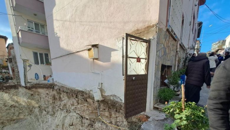 Balıkesir'de İnşaat Çöktü! 3 Kişi Mahsur Kaldı