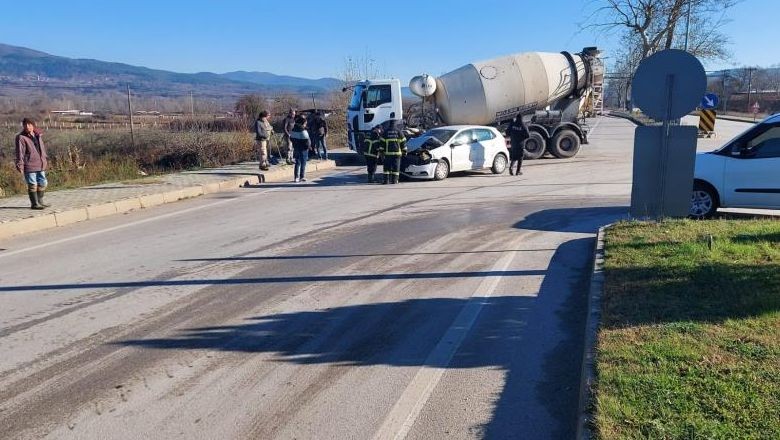 Beton Mikseri Ile Otomobil Çarpıştı