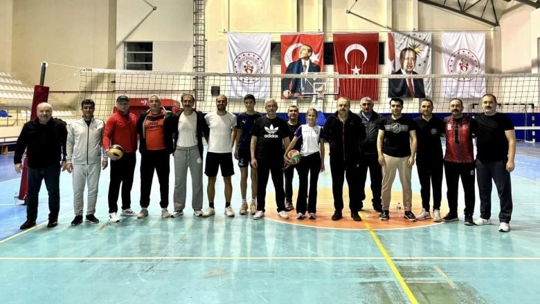 Kaymakam ve Başkan Voleybol Sahasında Karşı Karşıya!