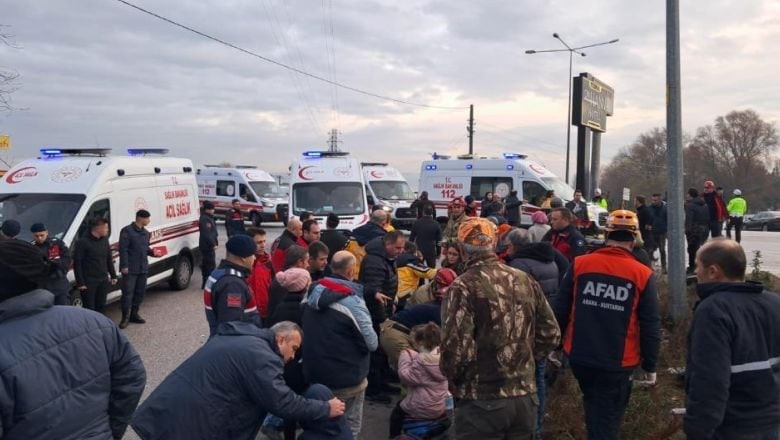 Son Dakika! Balıkesir'de Öğrenciler Servisiyle Tır Çarpıştı: Ölü Ve Yaralılar Var