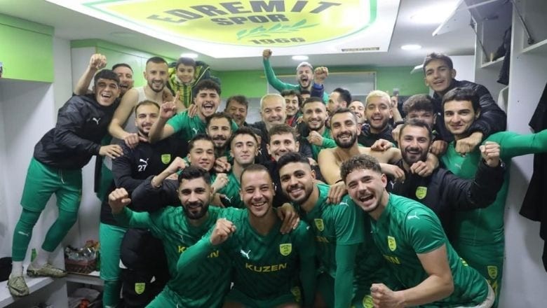 1966 Edremitspor'a Tribünden Destek