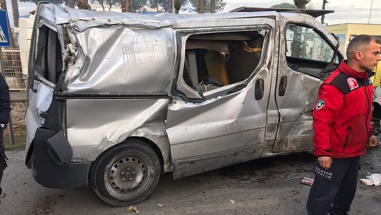 Ayvalık’ta Trafik Kazası, Sürücü Hastaneye Kaldırıldı Ayvalık’ta Trafik Kazası, Sürücü Hastaneye Kaldırıldı