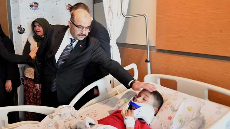 Bakanlar ve Vali Ustaoğlu’ndan Hastane Ziyareti Bakanlar ve Vali Ustaoğlu’ndan Hastane Ziyareti