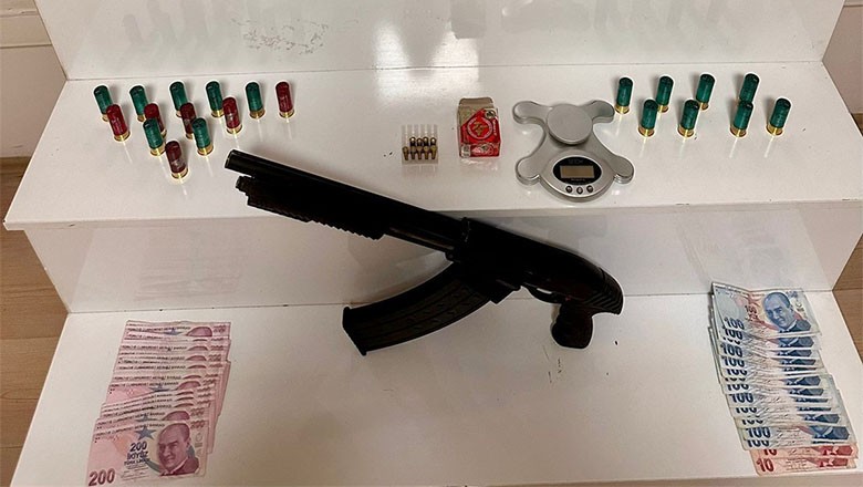 Balıkesir'de Uyuşturucu Ticareti Yapan Şahıs Tutuklandı Balıkesir'de Uyuşturucu Ticareti Yapan Şahıs Tutuklandı