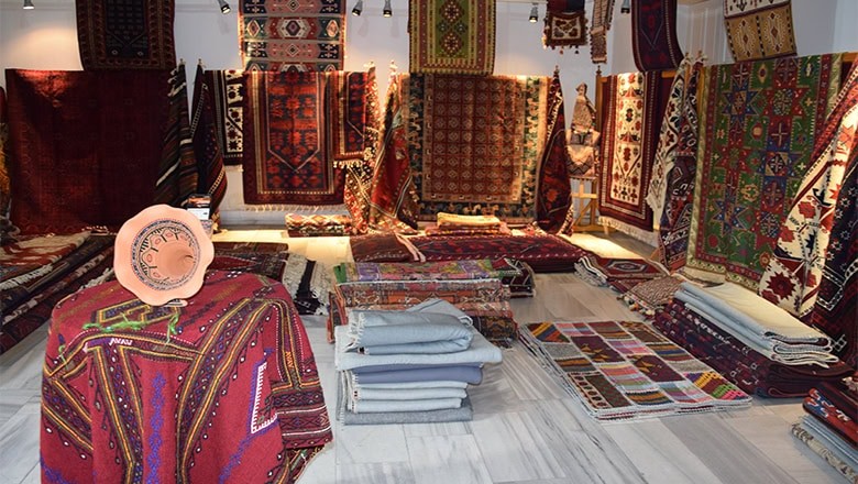 Balıkesir’de Yağcıbedir El Dokuma Halıları Sergisi Açıldı