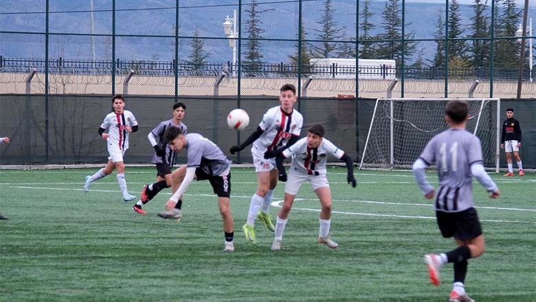 Balıkesirspor U16 Takımı Eskişehir'den Lider Döndü Balıkesirspor U16 Takımı Eskişehir'den Lider Döndü
