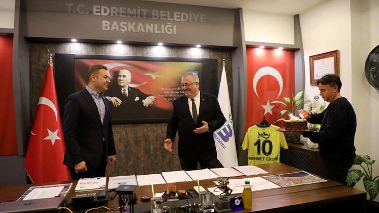 Başkan Akın'dan Başkan Ertaş'a Doğum Günü Sürprizi Başkan Akın'dan Başkan Ertaş'a Doğum Günü Sürprizi