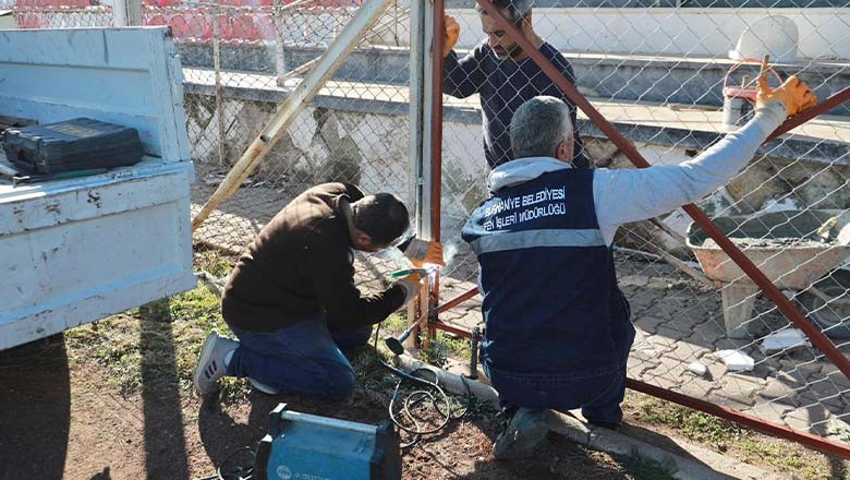 Burhaniye’de Belediye Ekipleri Sahada Burhaniye’de Belediye Ekipleri Sahada