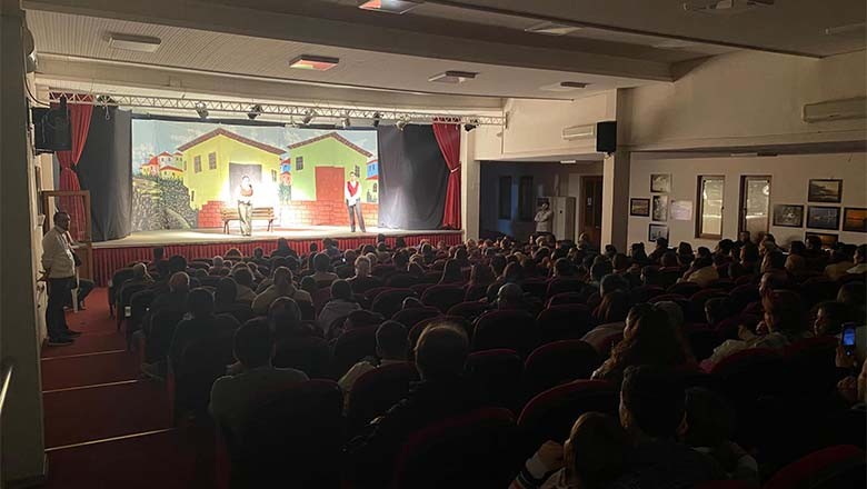 Burhaniye'de “Burun” Oyununun İkinci Gösterimi Büyük İlgi Gördü Burhaniye'de “Burun” Oyununun İkinci Gösterimi Büyük İlgi Gördü