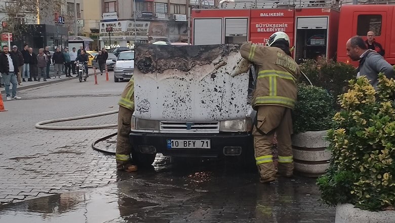 Burhaniye'de Park Halindeki Otomobil Alev Aldı Burhaniye'de Park Halindeki Otomobil Alev Aldı