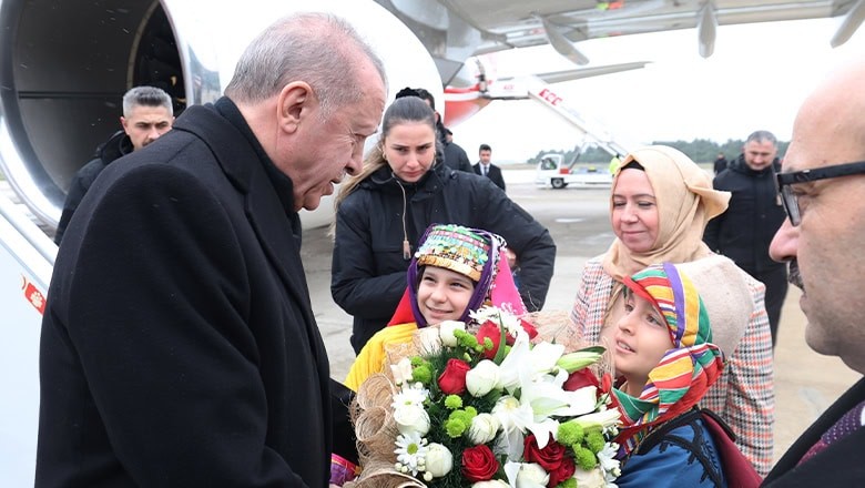Cumhurbaşkanı Erdoğan, Balıkesir'de Çiçeklerle Karşılandı Cumhurbaşkanı Erdoğan, Balıkesir'de Çiçeklerle Karşılandı
