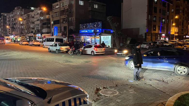 Edremit'te Asayiş Uygulamasında 9 Suçlu Kıskıvrak Yakalandı! Edremit'te Asayiş Uygulamasında 9 Suçlu Kıskıvrak Yakalandı!