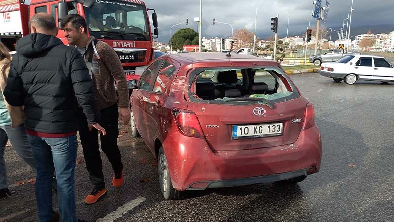 Edremit’te Maddi Hasarlı Kaza, Trafik Geçici Olarak Aksadı Edremit’te Maddi Hasarlı Kaza, Trafik Geçici Olarak Aksadı