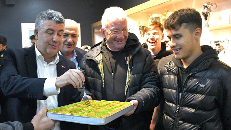 Karesi Belediye Başkanı Akbıyık’tan Balıkesirspor’a Ziyaret Karesi Belediye Başkanı Akbıyık’tan Balıkesirspor’a Ziyaret