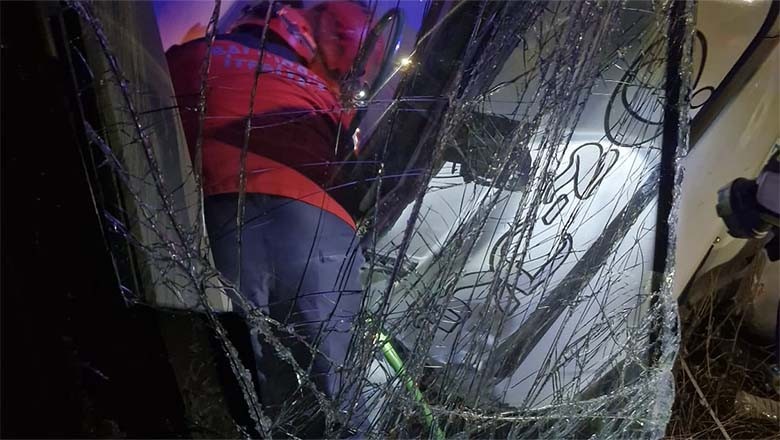Otobanda Feci Kaza: Tır Sürücüsü İtfaiye Tarafından Kurtarıldı Otobanda Feci Kaza: Tır Sürücüsü İtfaiye Tarafından Kurtarıldı