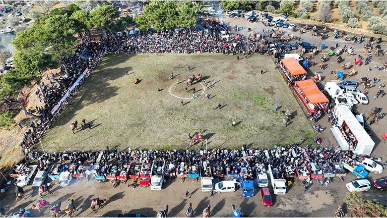 Pelitköy’de Arenaya Çıkan Develer Nefes Kesti! Pelitköy’de Arenaya Çıkan Develer Nefes Kesti!
