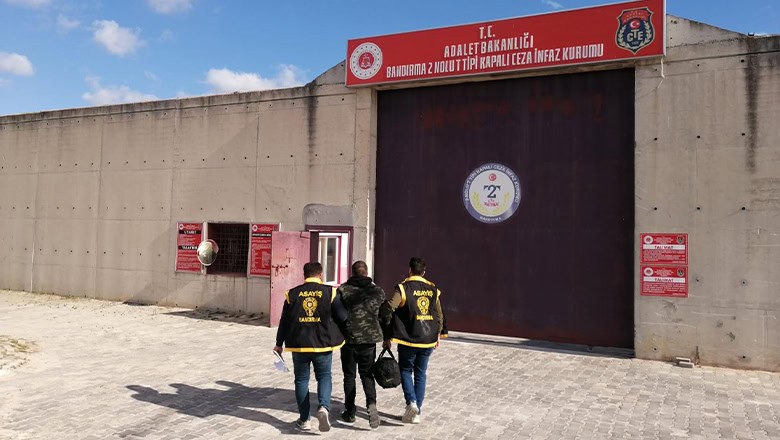 Polis Müşteri Kılığına Girerek Aranan Suçluyu Yakaladı Polis Müşteri Kılığına Girerek Aranan Suçluyu Yakaladı