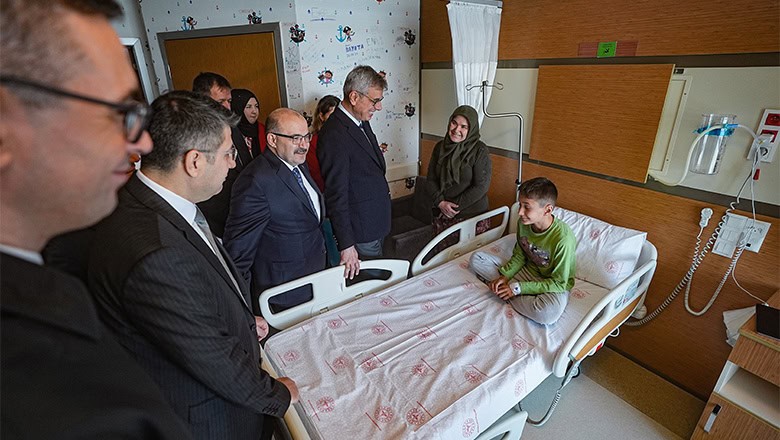 Sağlık Bakanı Memişoğlu’ndan Kazazede Öğrencilere Ziyaret Sağlık Bakanı Memişoğlu’ndan Kazazede Öğrencilere Ziyaret