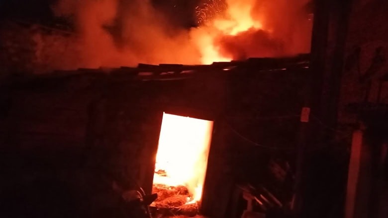 Savaştepe’de Ev ve Dam Yangını Söndürüldü Savaştepe’de Ev ve Dam Yangını Söndürüldü