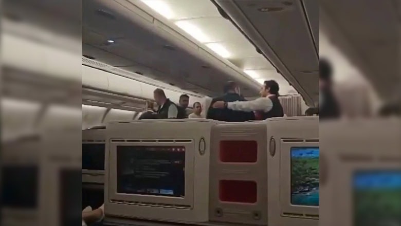 THY Uçağında Sarhoş Yolcu Krizi, Yönetim Kurulu Üyesi Kelepçelendi THY Uçağında Sarhoş Yolcu Krizi, Yönetim Kurulu Üyesi Kelepçelendi