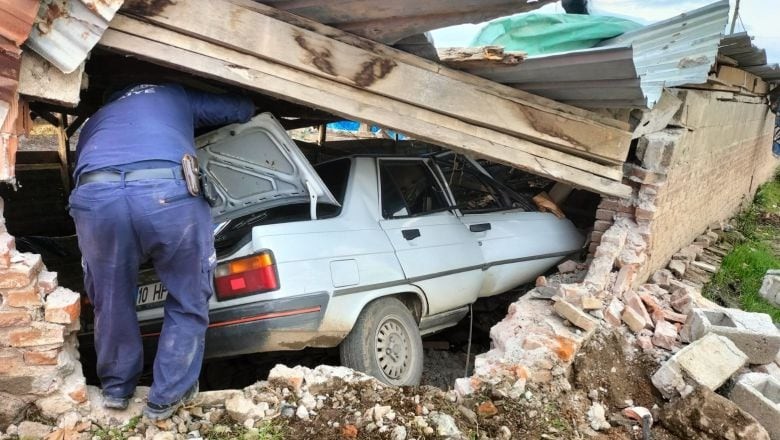 Otomobil Ağıla Daldı! Feci Kaza Ölümle Noktalandı