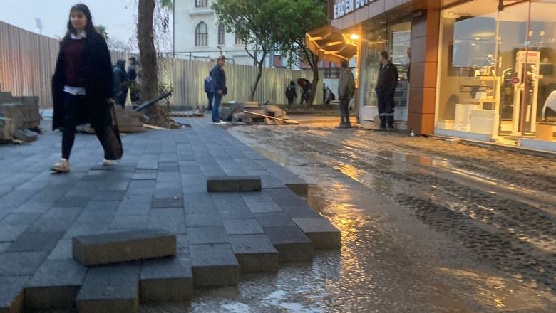 Yağmuru Gören Çocuk Durağına Koştu