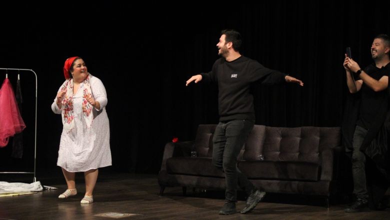 Susurluk'ta "İte Kaka" Tiyatro Oyunu Sahnelendi