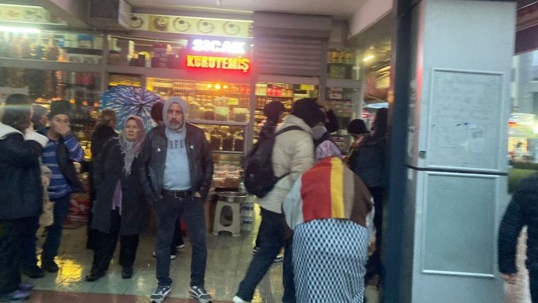 Yağmuru Gören Çocuk Durağına Koştu