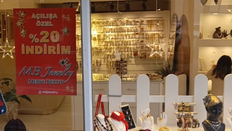 Balıkesir'in Esnaflarının Vitrinleri Yeni Yıla Hazır