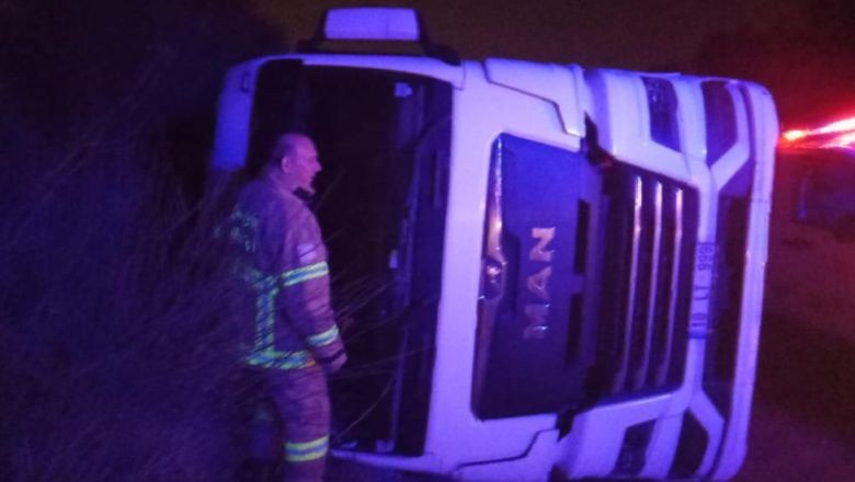 Balıkesir'de Kaza! Tır Anayola Devrildi