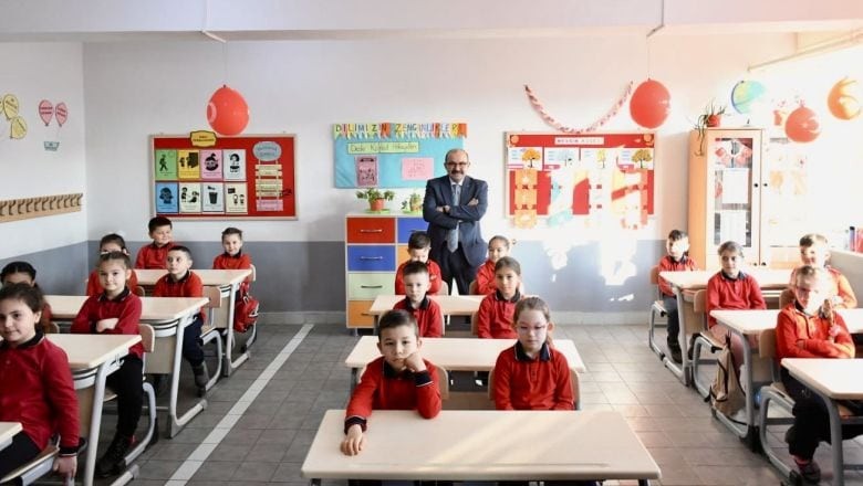 Vali Ustaoğlu Karne Heyecanına Ortak Oldu