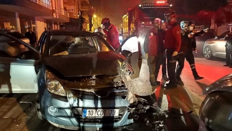Dolmuş Taksi ile Otomobil Çarpıştı!