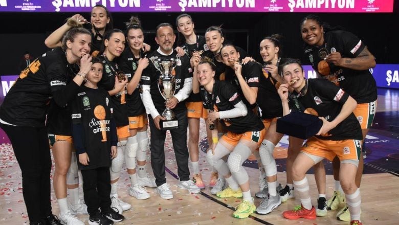 Edremit Belediyesi Gürespor Kupayı Kaldırdı