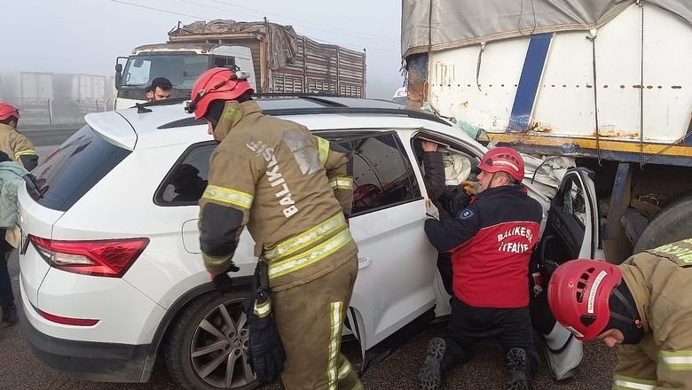 Bandırma’da Otomobil Kamyonun Altına Girdi! Yaralılar Var