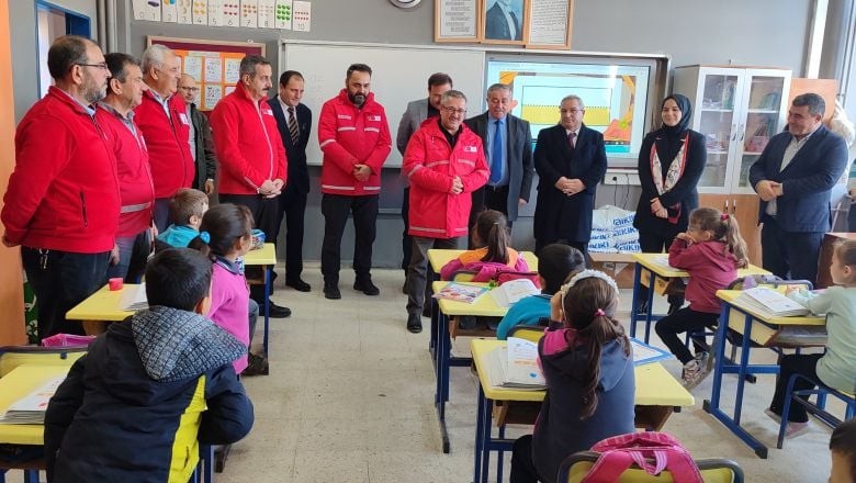 Balıkesir Kızılay Öğrenciler İçin Sındırgı'da Balıkesir Kızılay Öğrenciler İçin Sındırgı'da