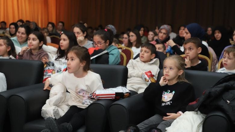 Gönen’de Çocuklara Sinema Sürprizi